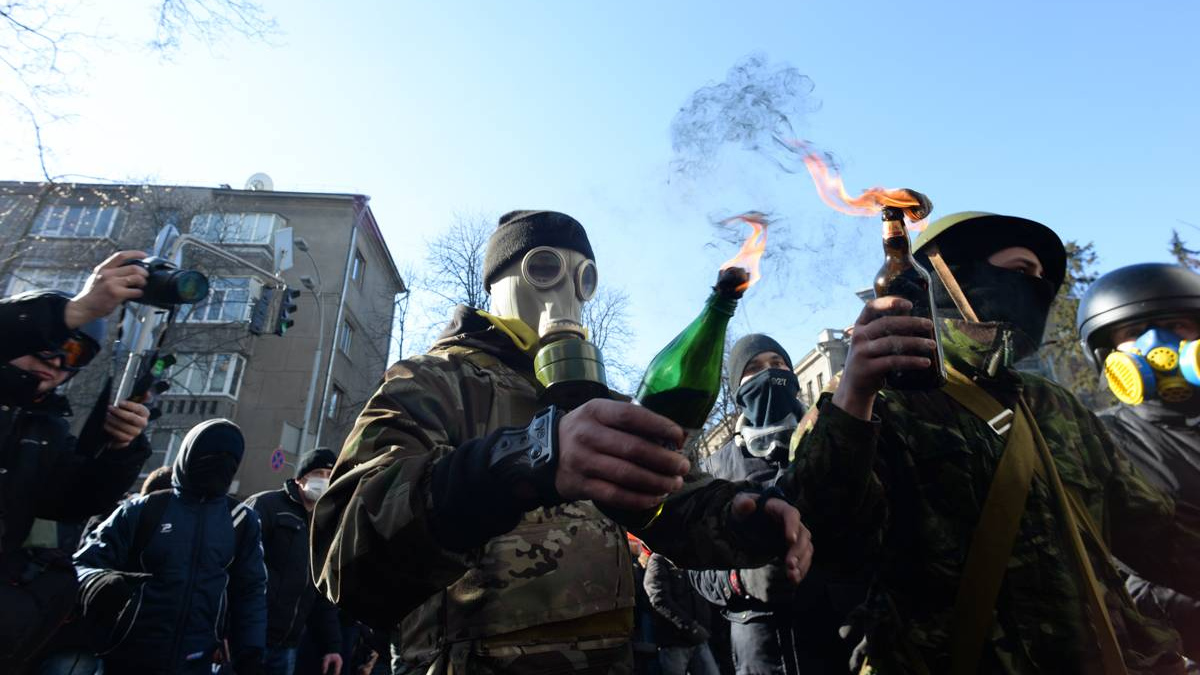 Коктейль Молотова на майдане 2014 года в Киеве