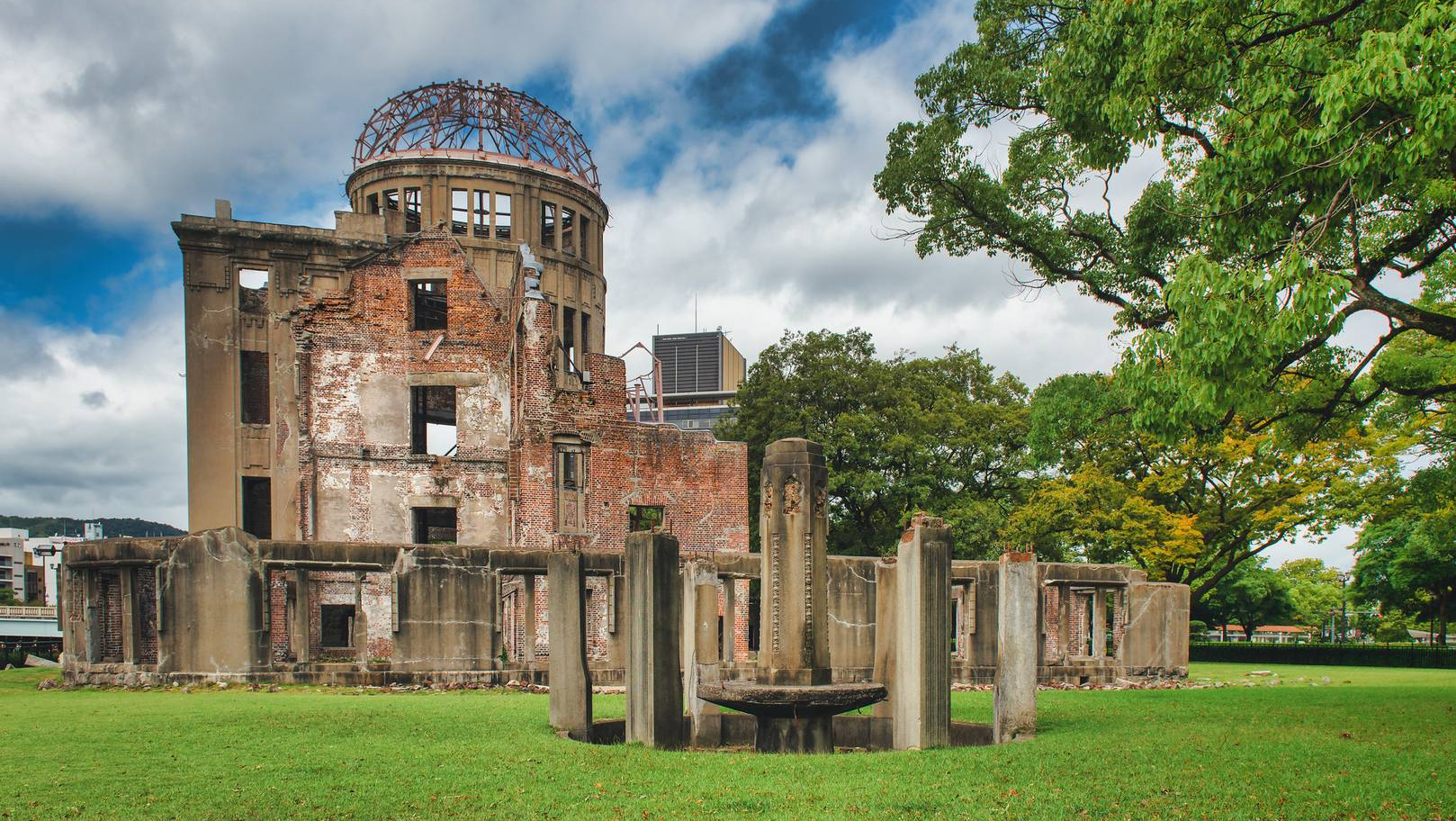 Мемориал мира в Хиросиме. Купол Генбаку. Единственное здание, оставшееся после взрыва.