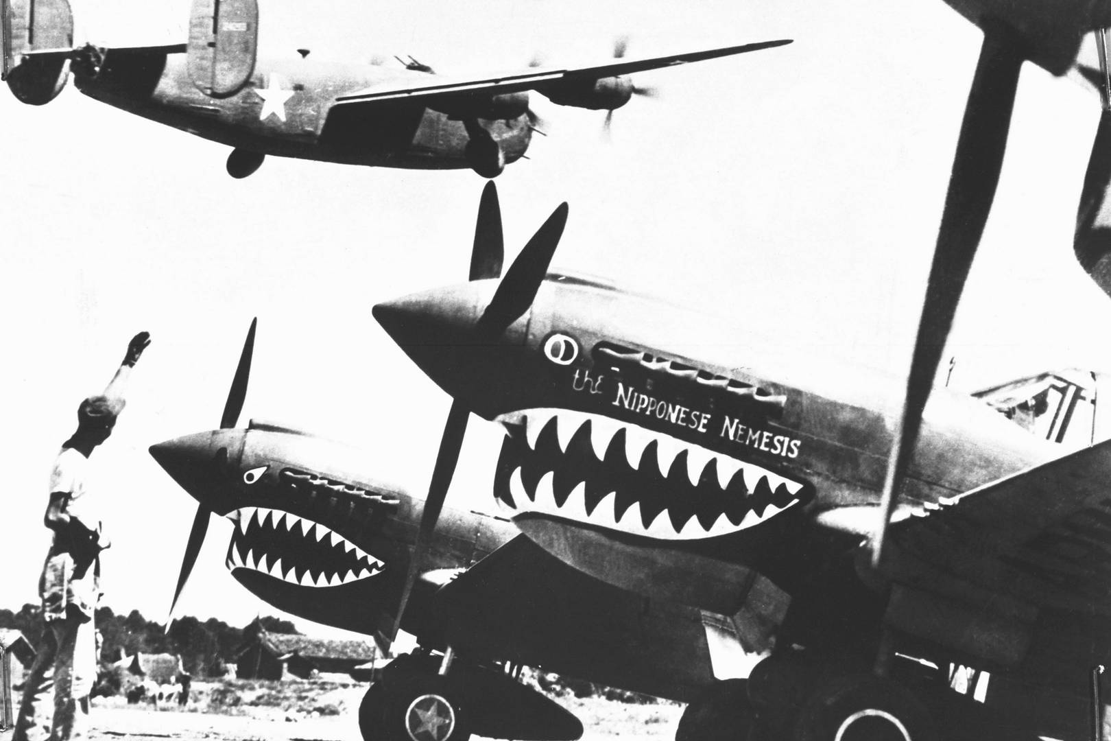 Американские бомбардировщики P-40 на передовой авиабазе в Китае. 1943 год