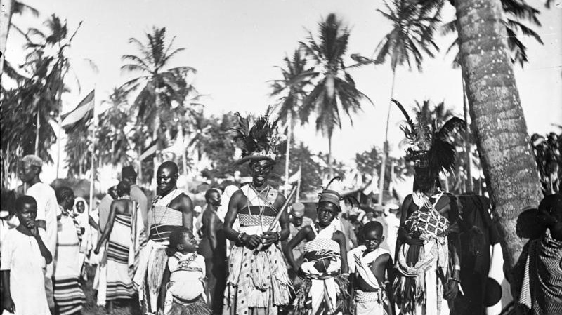 Представители народности зарамо (в современной Танзании) в праздничных нарядах. 1906 г