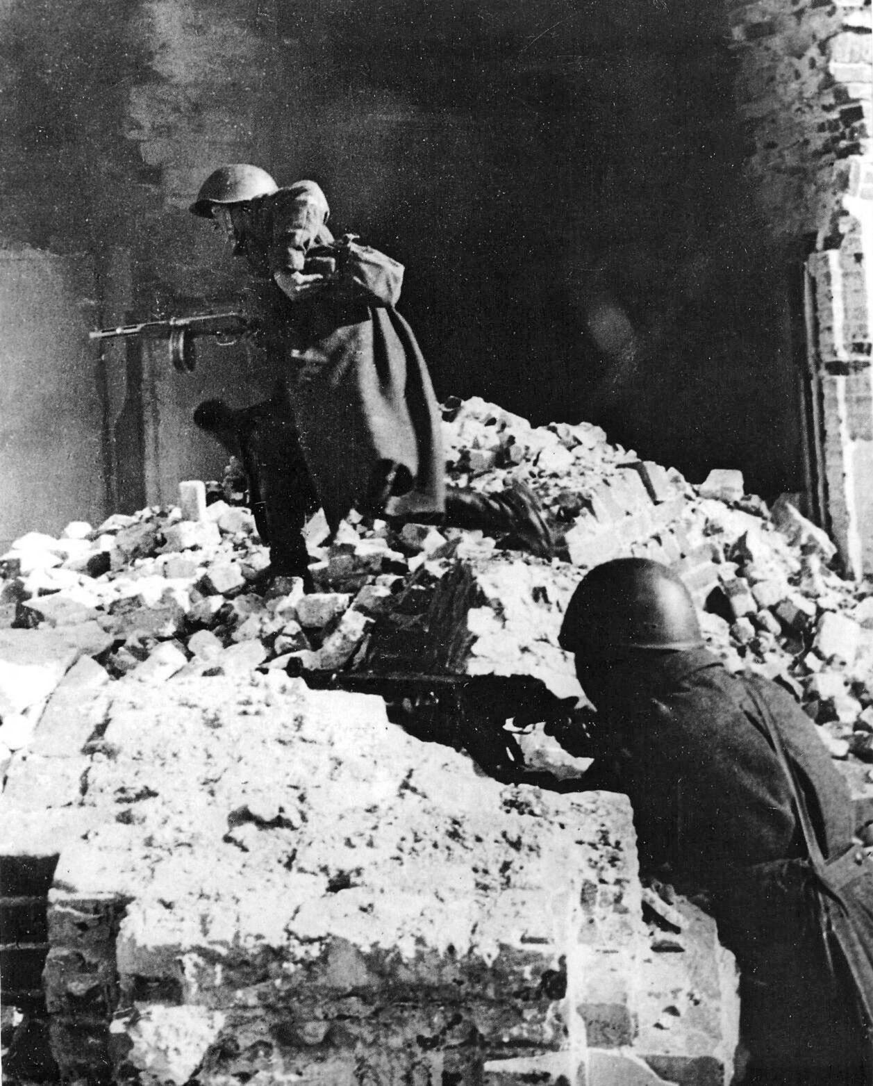 Красноармейцы в уличном бою во Ржеве. Март 1943