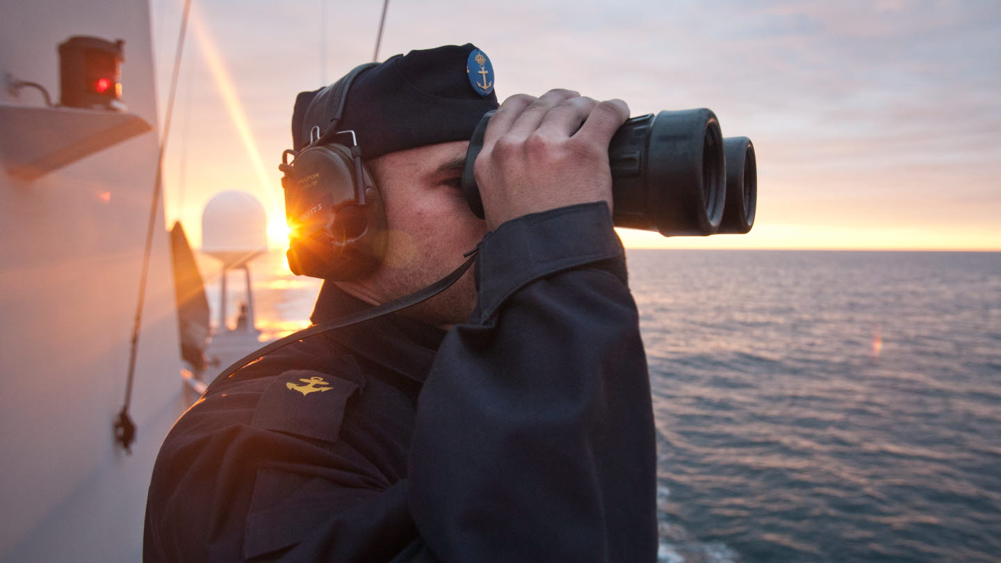 Моряк смотрит с сигнального мостика на корвете типа «Стокгольм» HMS Malmö во время учений «Северное побережье»