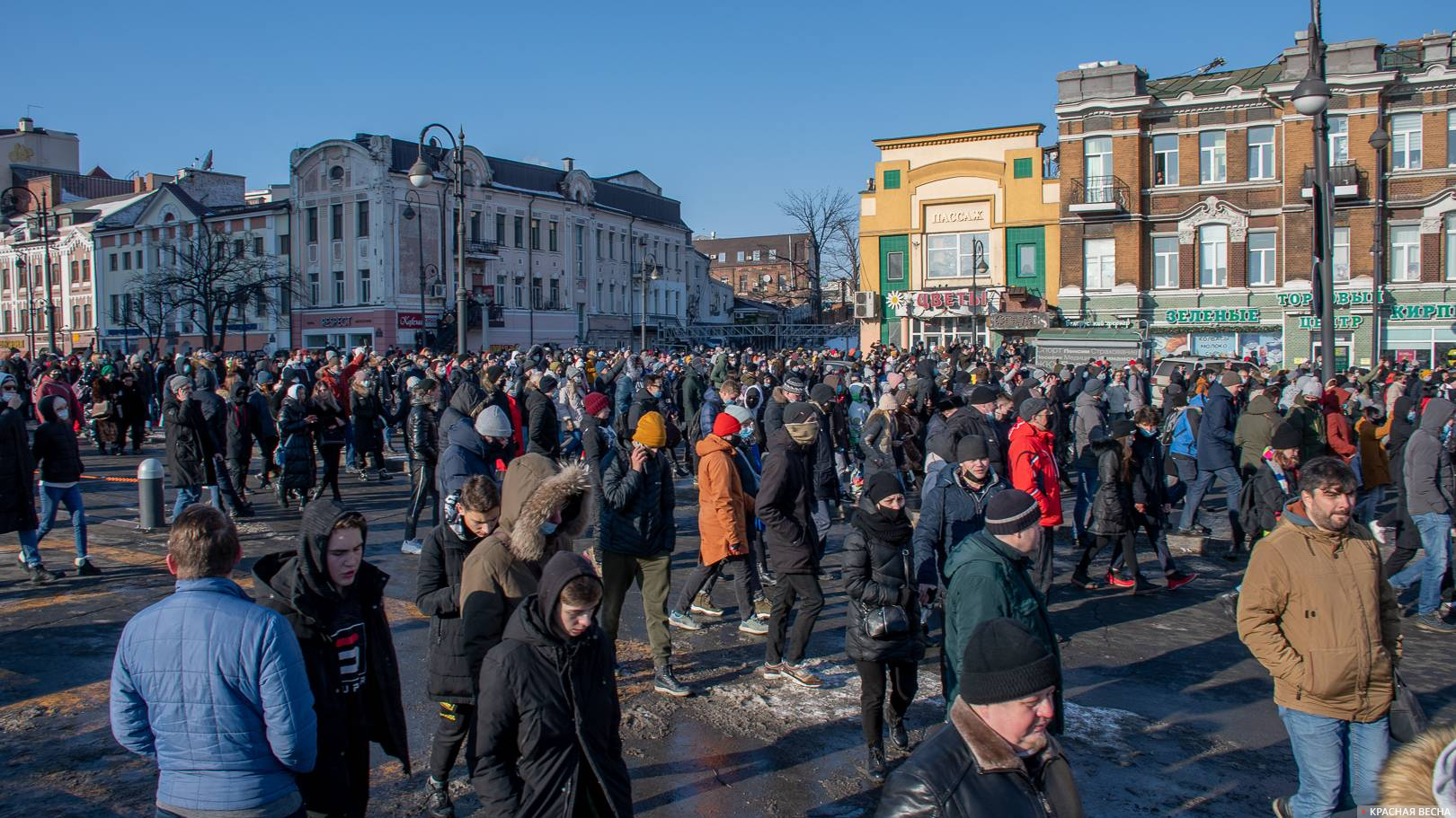 Толпа протестующих возле центральной площади Владивостока 23.01.2021