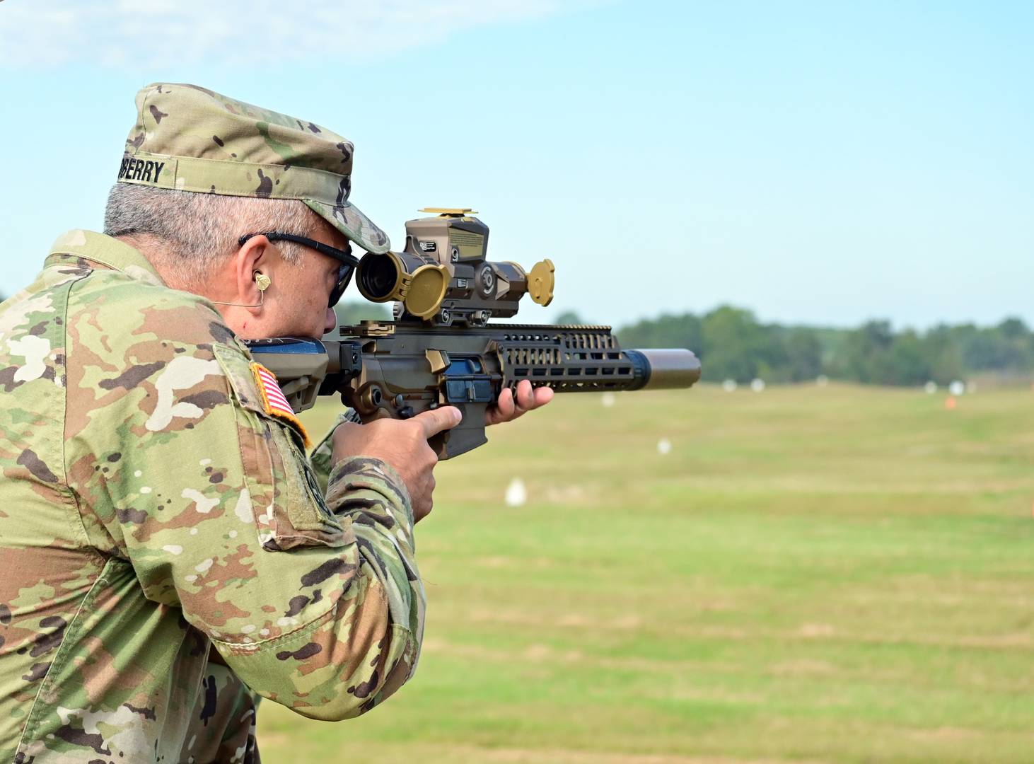 Командир гарнизона Форта Кэмпбелл армии США полковник Кристофер Мидберри стреляет из новой штурмовой винтовки XM7 Sig Sauer калибра 6,8×51