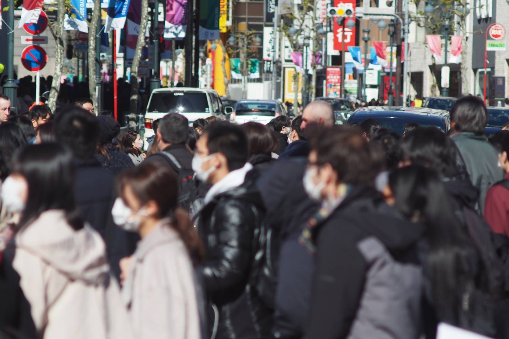 Жители Токио в медицинских масках