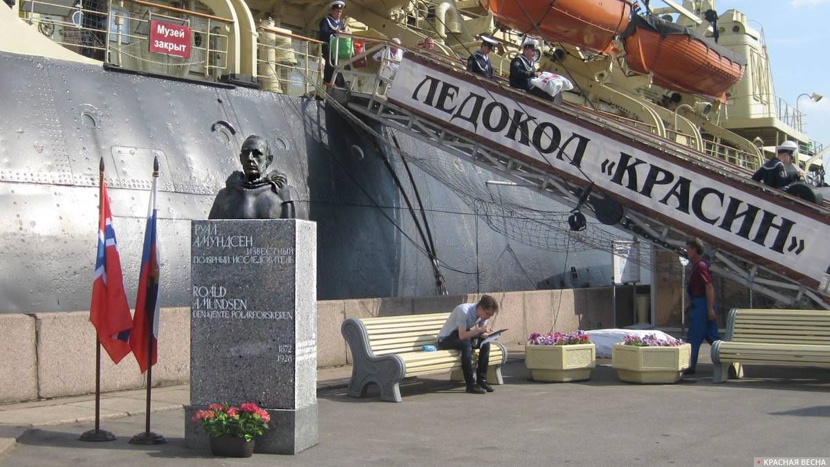 Памятник Руалю Амундсену в Санкт-Петербурге. 18.06.2018 г.