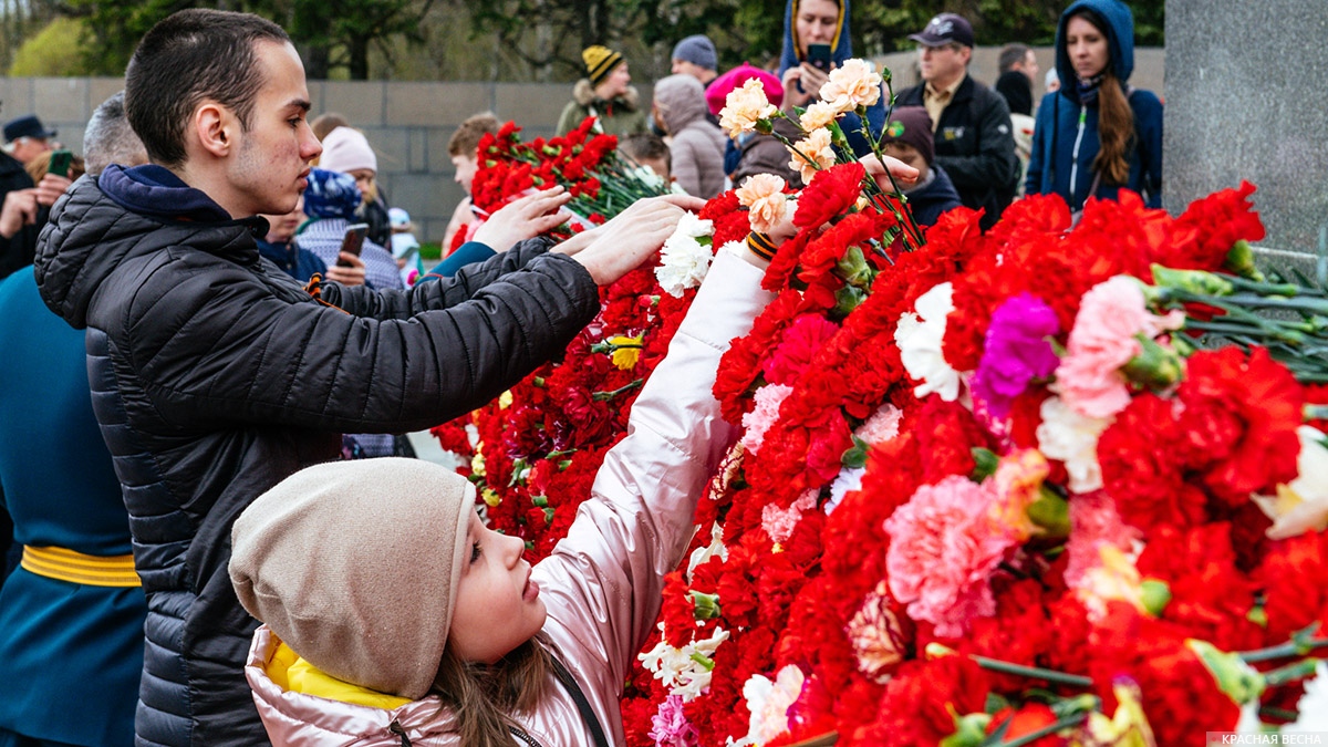 Возложение цветов на Пискаревском кладбище в День Победы