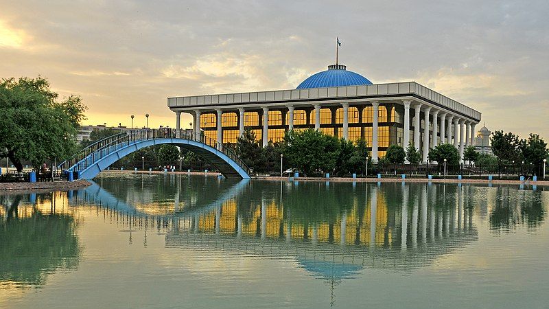 Здание парламента. Парк Навои. Ташкент. Узбекистан