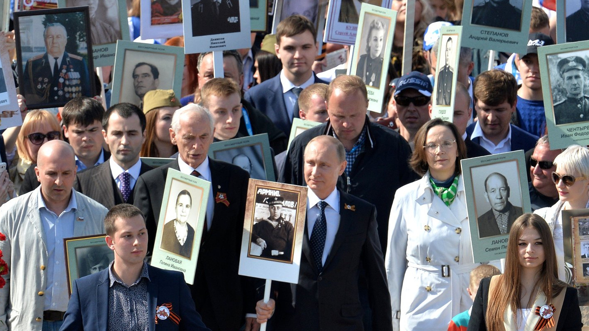 Президент России Владимир Путин на шествии Бессмертного полка в 2015 году