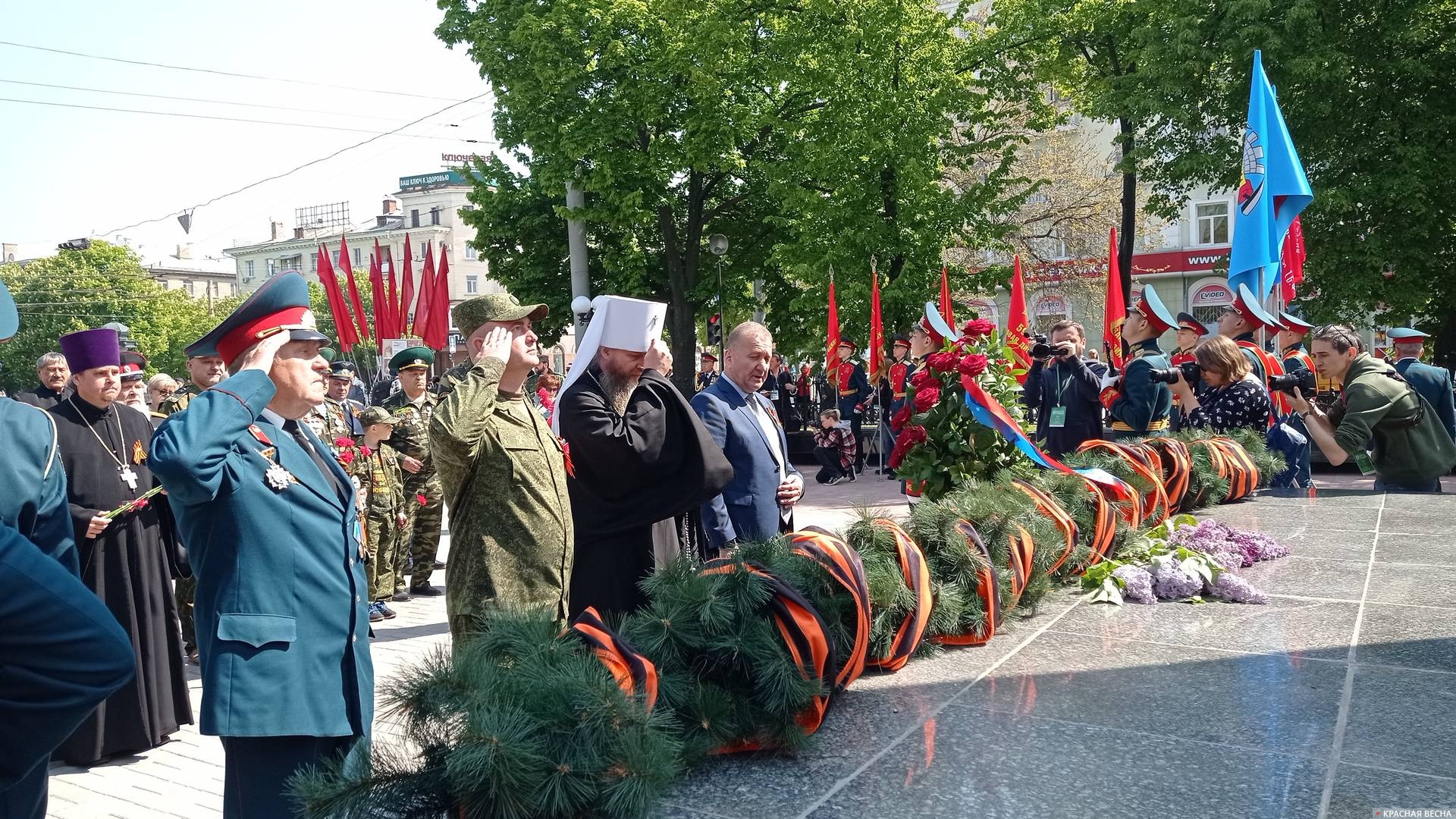 Возложения цветов к пилону Славы