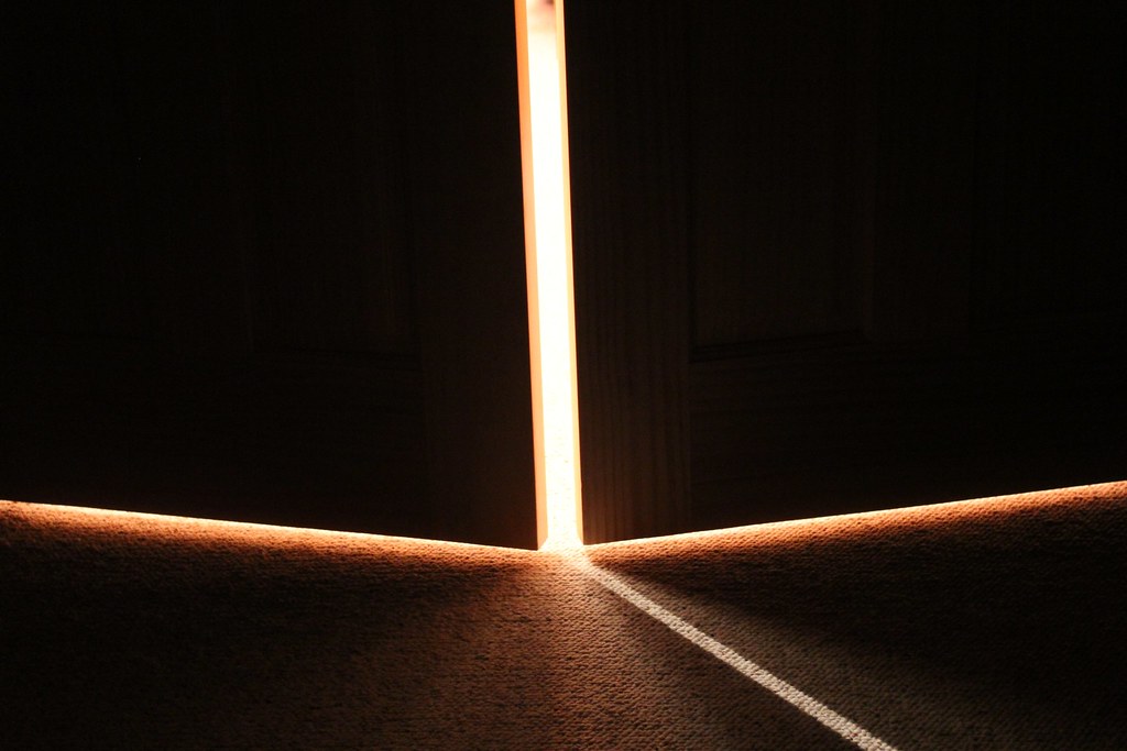 Щель в двери