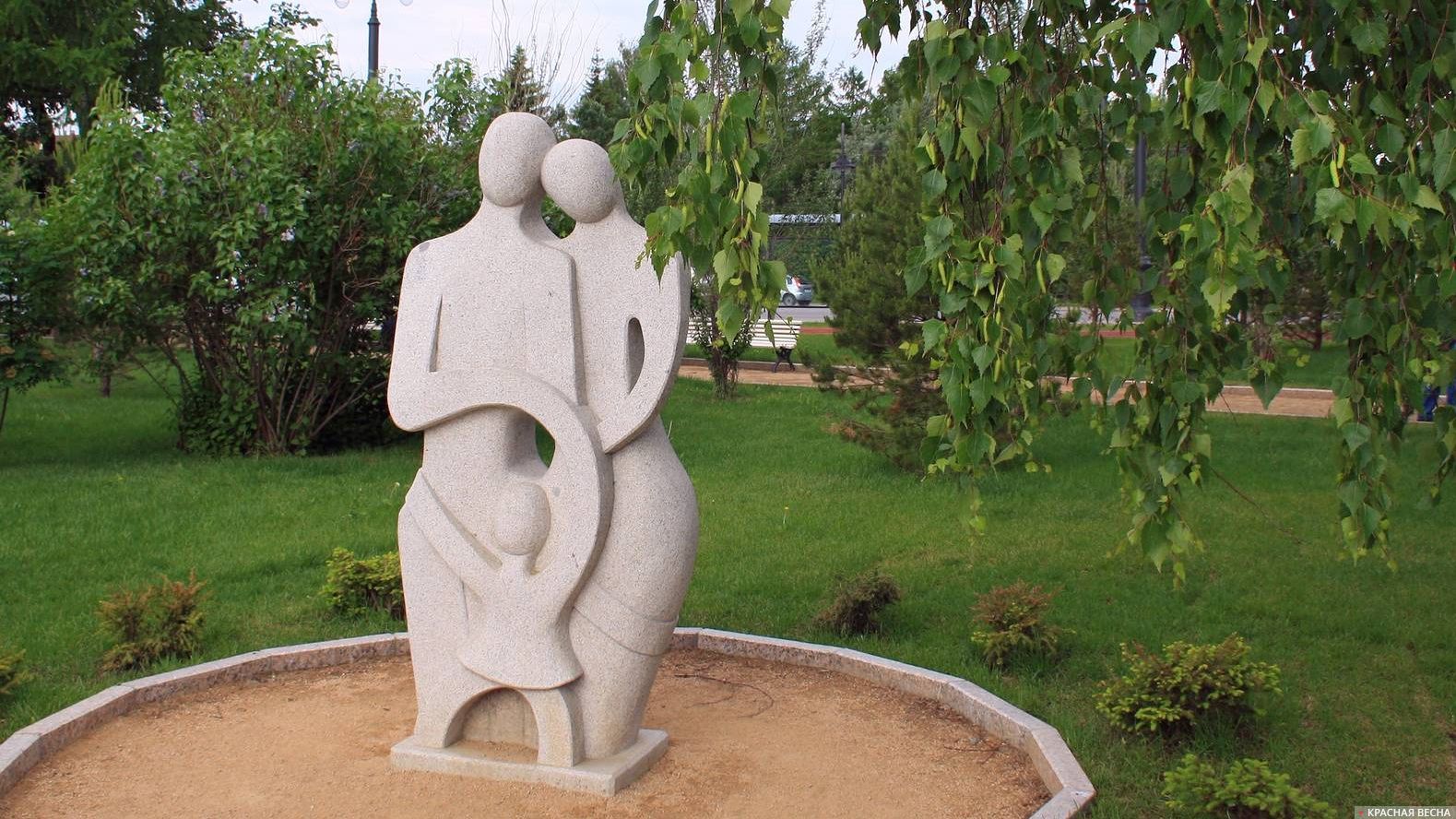 Композиция из камня «Семья» в Омске