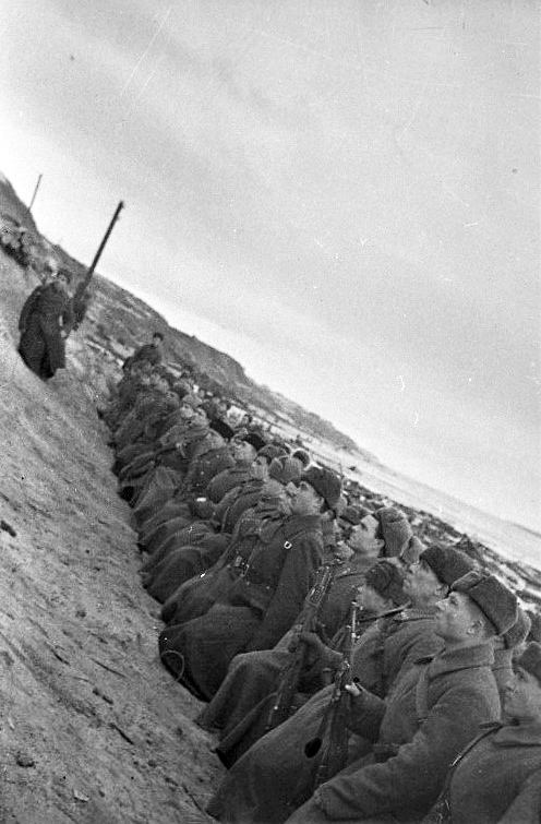 Бойцы дивизии генерал-майора Гуртьева преклонили колена перед знаменами. 1942