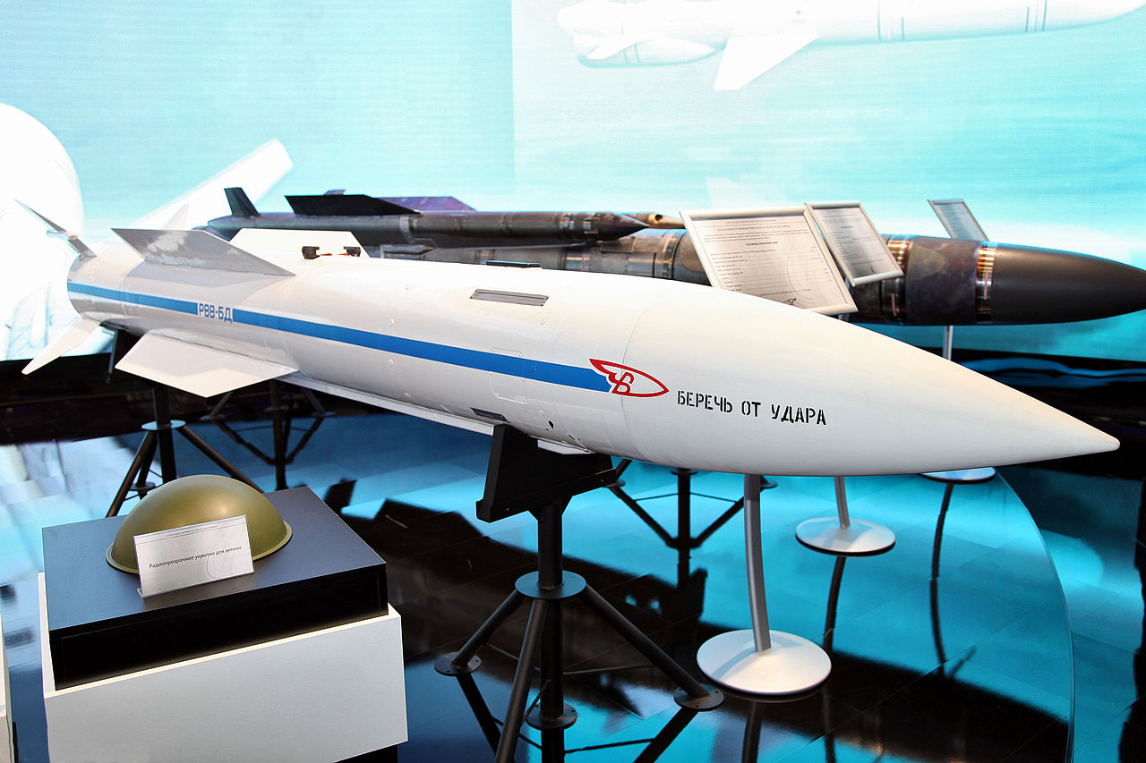 Ракета воздух-воздух Р-37 на выставке