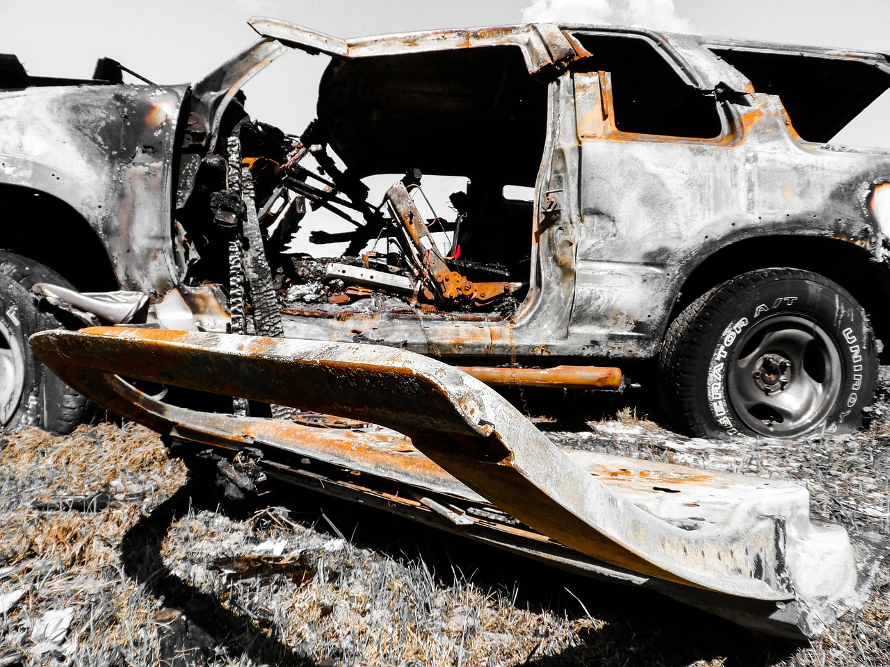 Взорванный автомобиль, автор: jodylehigh, лицензия: CC0 1.0