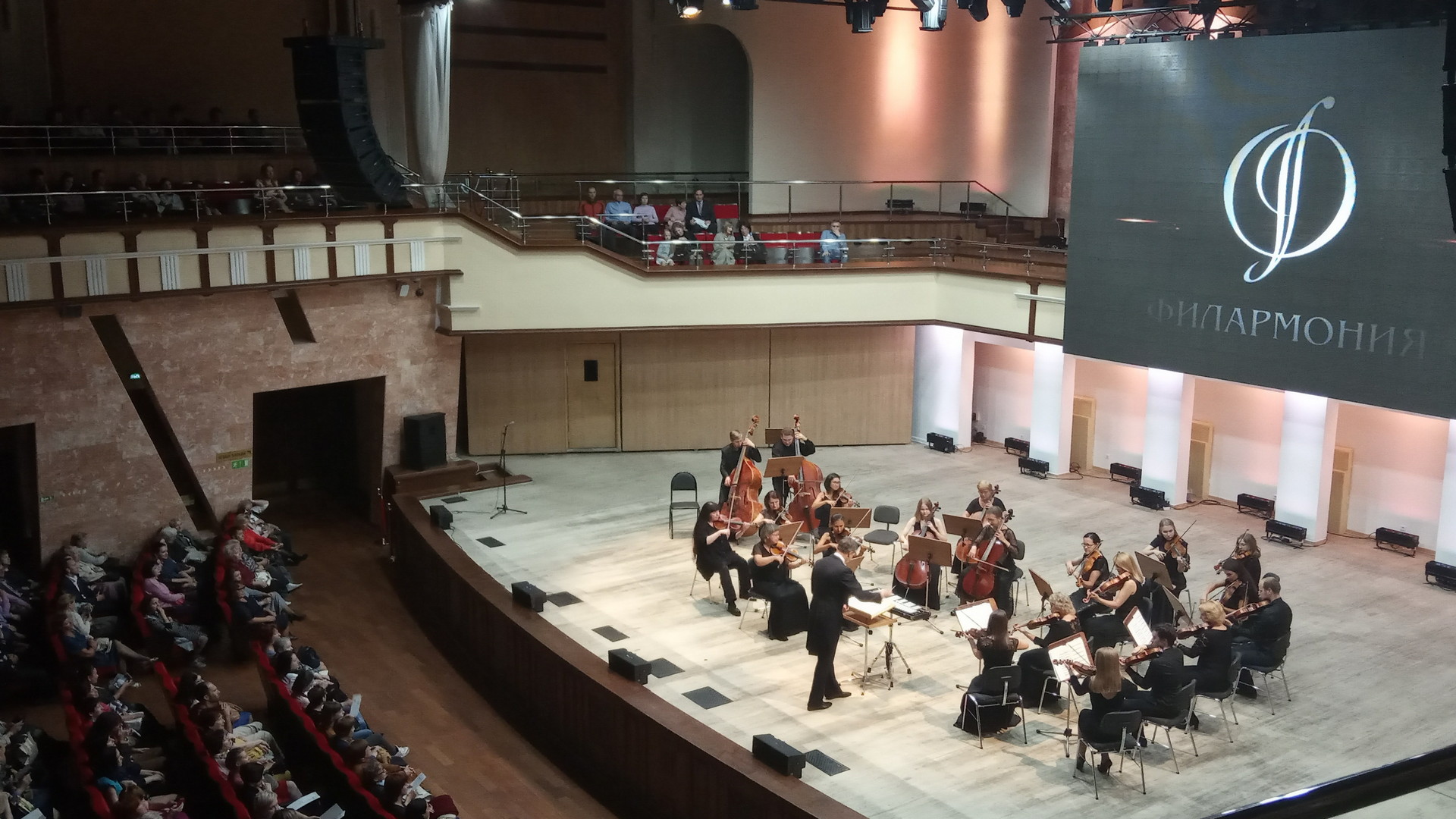 Симфонический оркестр на сцене Филармонии