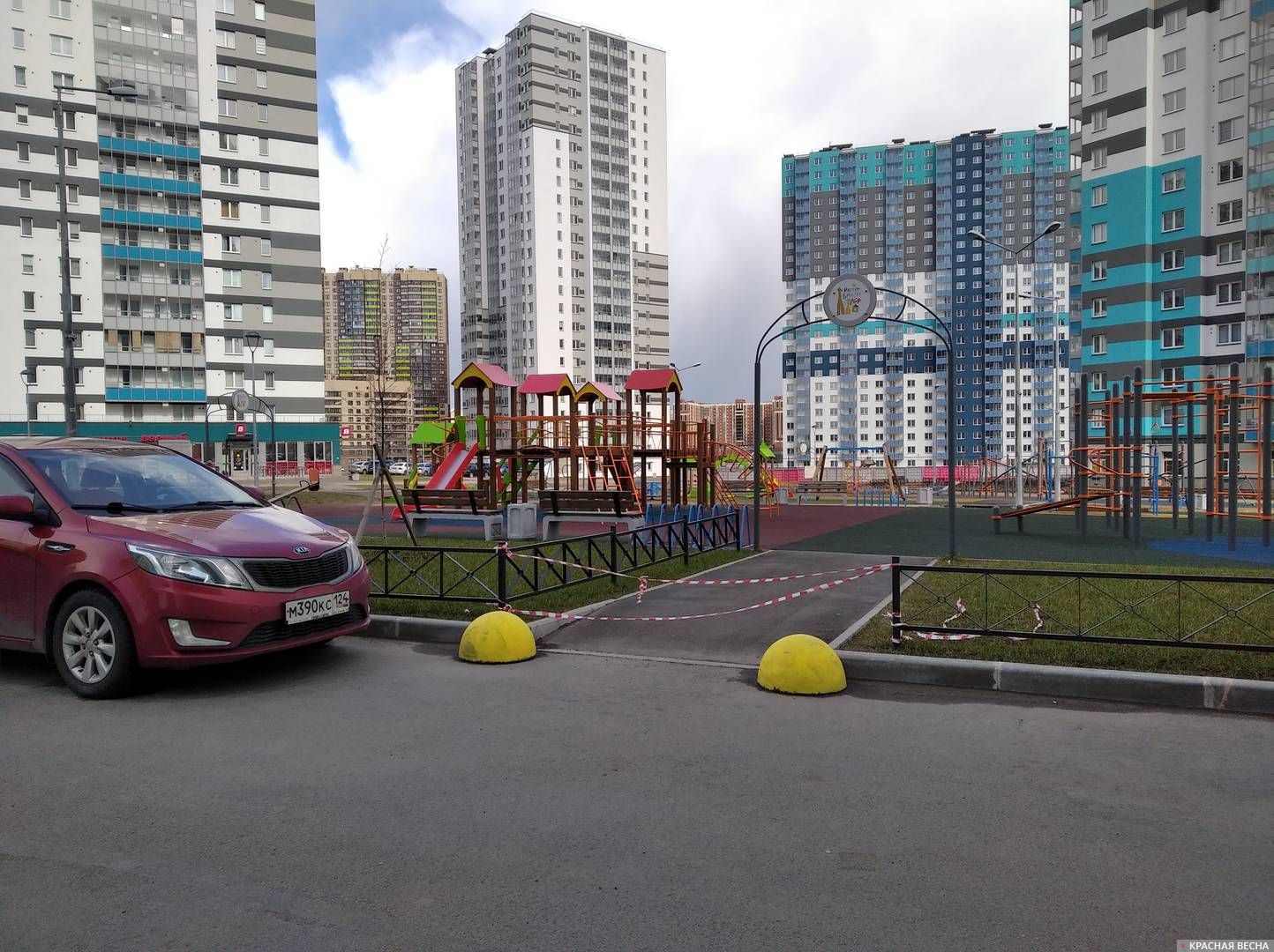 Санкт-Петербург. Детская площадка закрыта на время самоизоляции