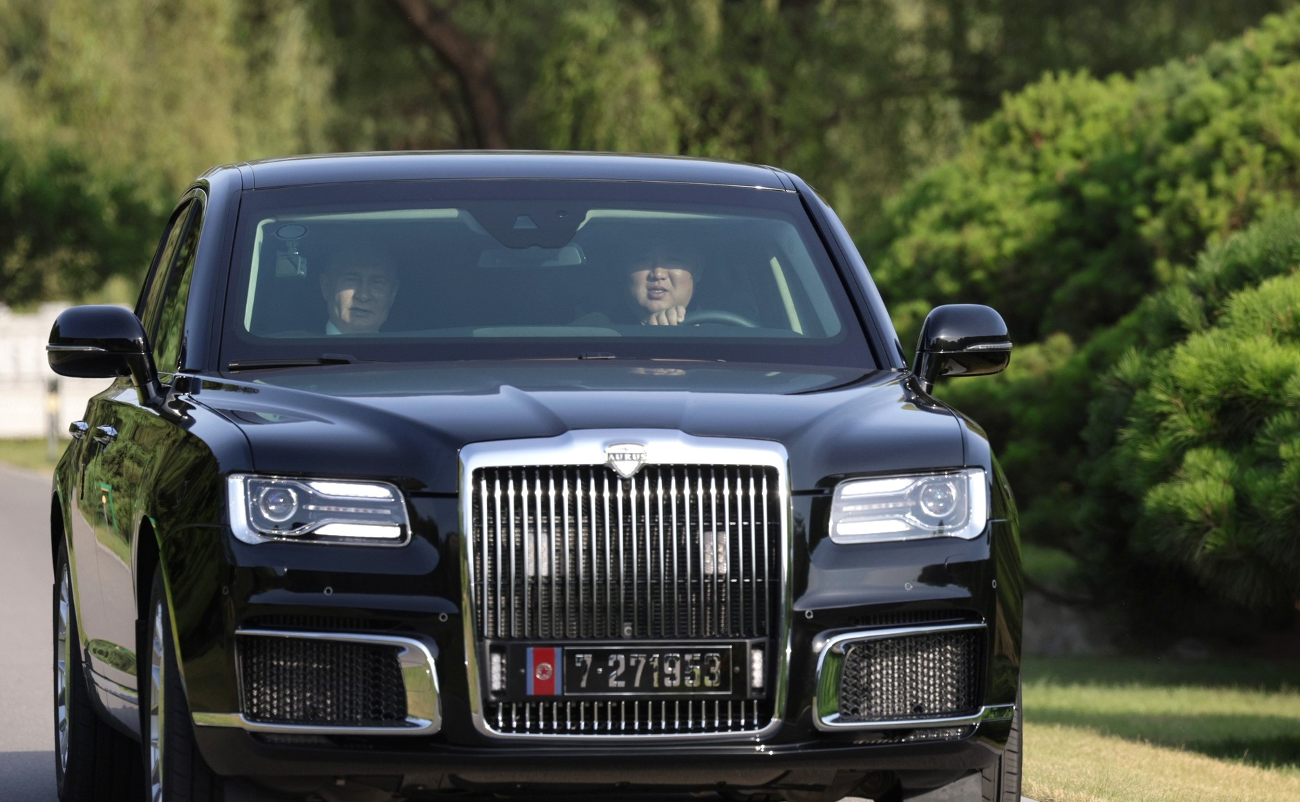 Владимир Путин и Ким Чен Ын в автомобиле «Аурус»