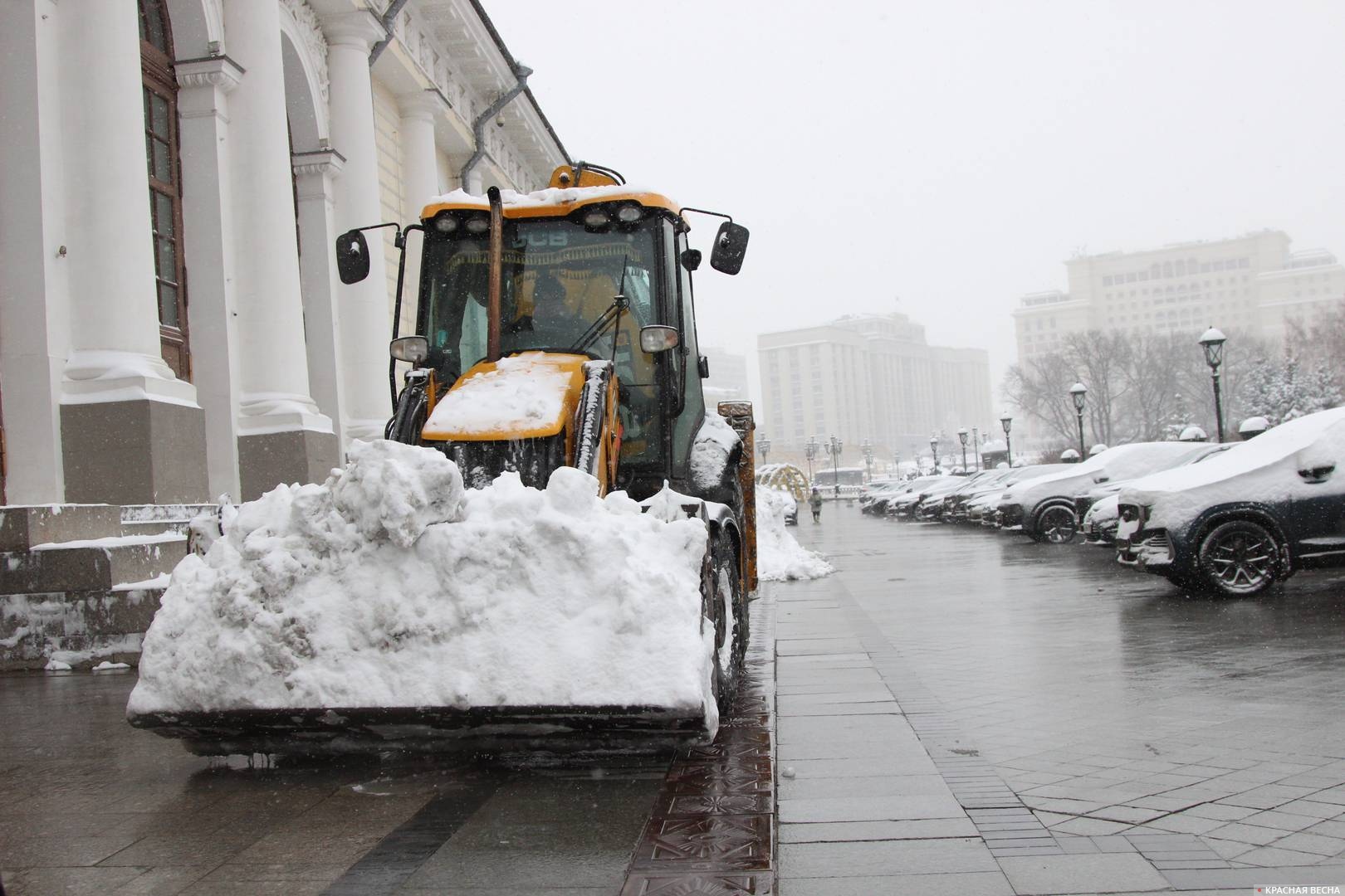 Уборка снега в центре Москвы