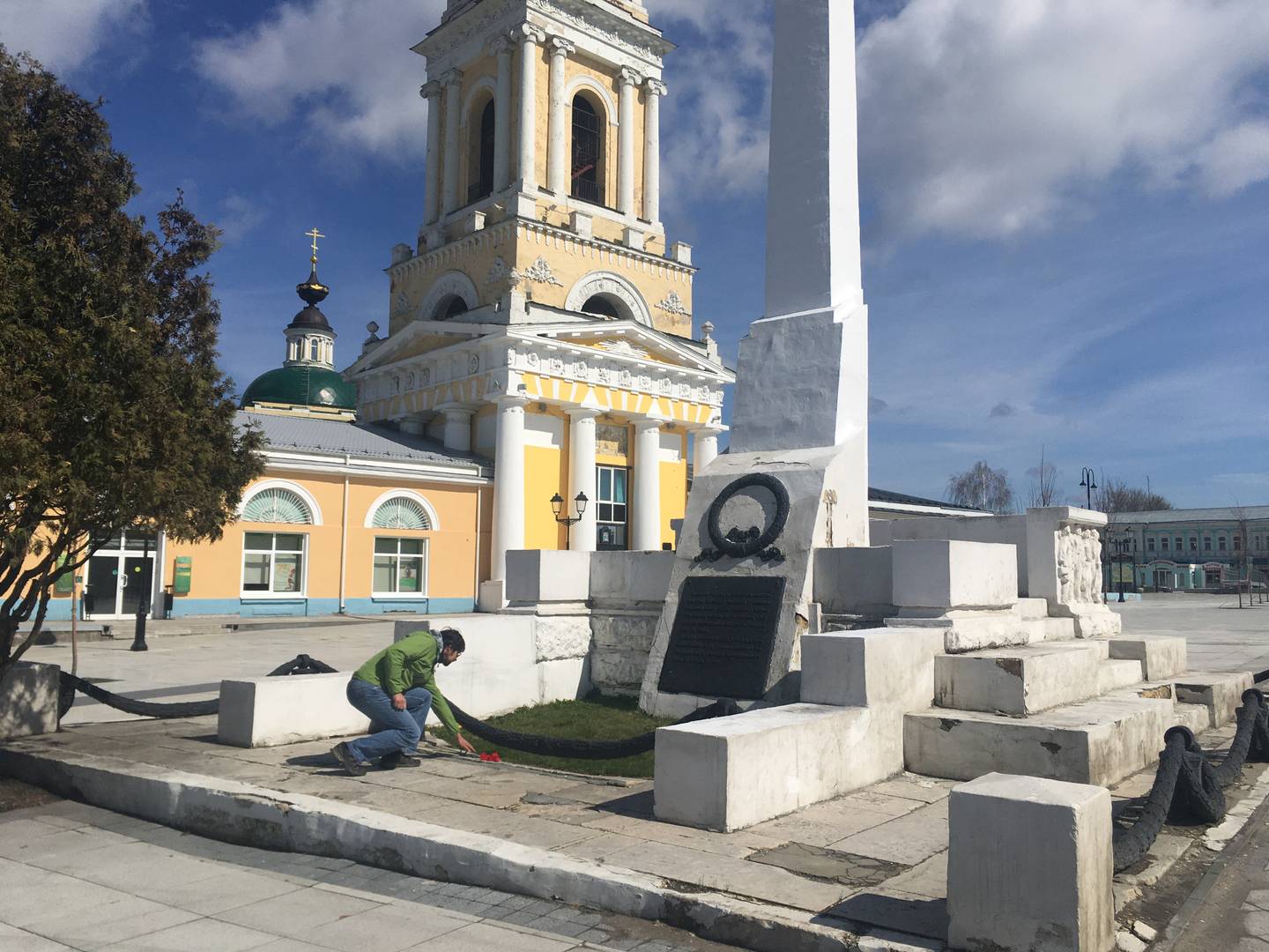 Возложение цветов на братскую могилу героев революции в Коломне