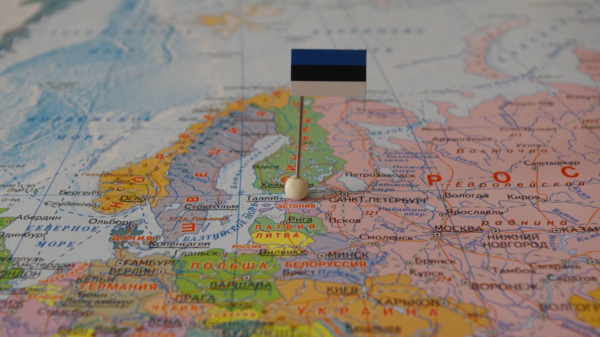 Эстония с флагом на карте мира