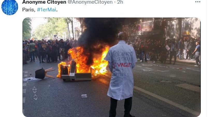 Скриншот страницы Twitter пользователя Anonyme Citoyen. Фотография с манифестации 1 мая 2022 года в Париже.