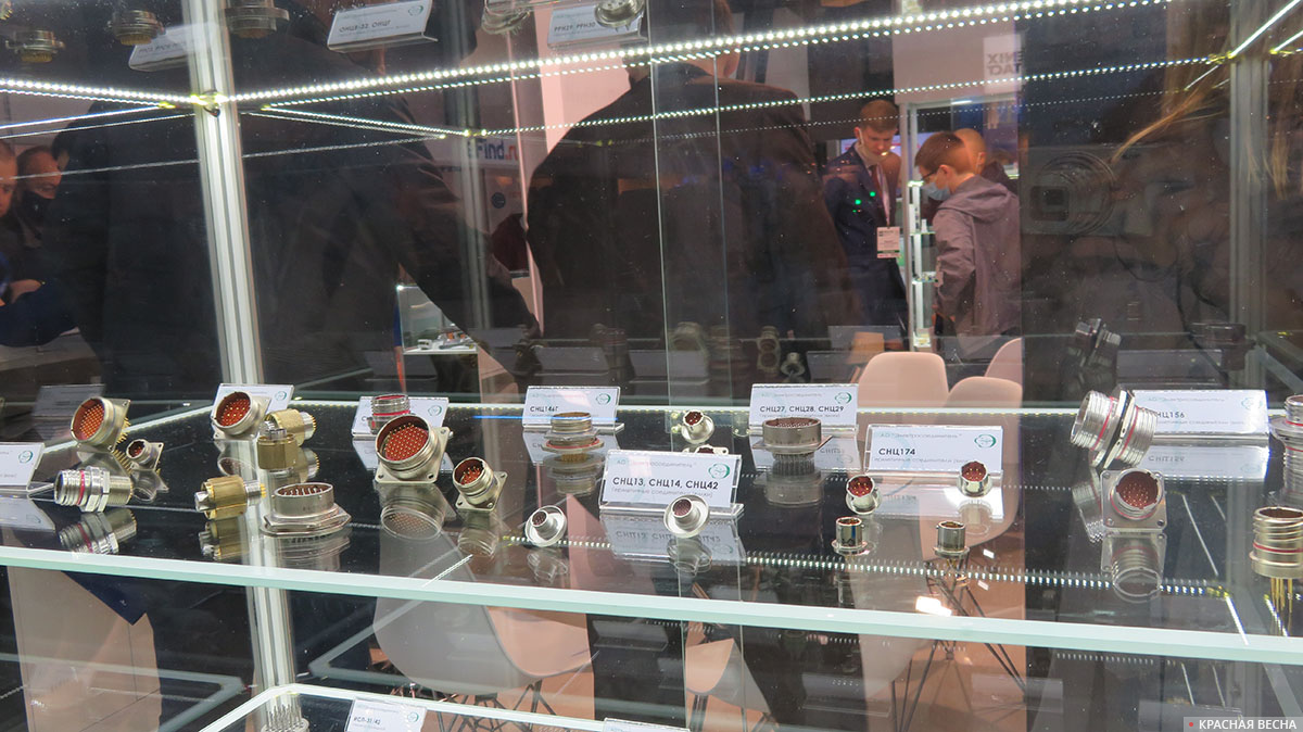 АО «Электросоединитель» (п.г.т. Уруссу, Татария) разрабатывает и изготавливает низкочастотные высокогерметичные электрические соединители для предприятий приборостроения, космической, авиационной и судостроительной промышленности, атомной энергетики, геофизического и нефтегазового комплекс