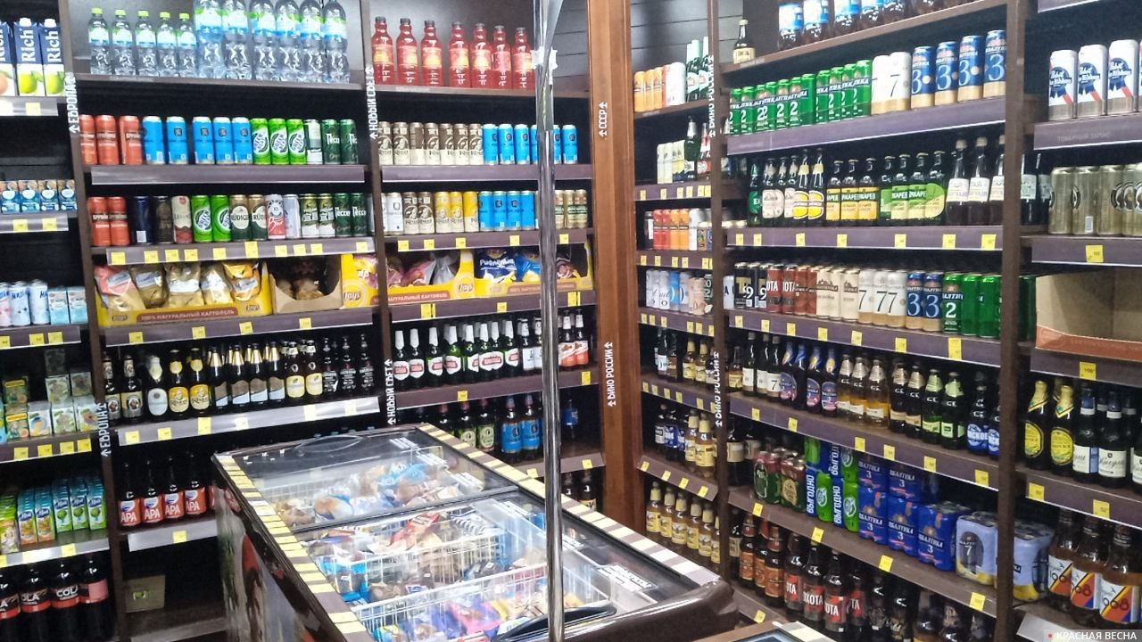 Витрина с пивом. Магазин