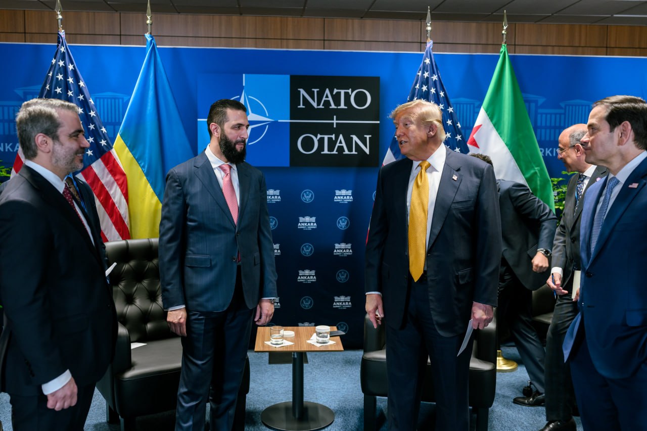 Президент Дональд Трамп принимает участие в двусторонней встрече с президентом Сирии Ахмедом аш-Шараа на саммите НАТО. Турция. Анкара. 2026