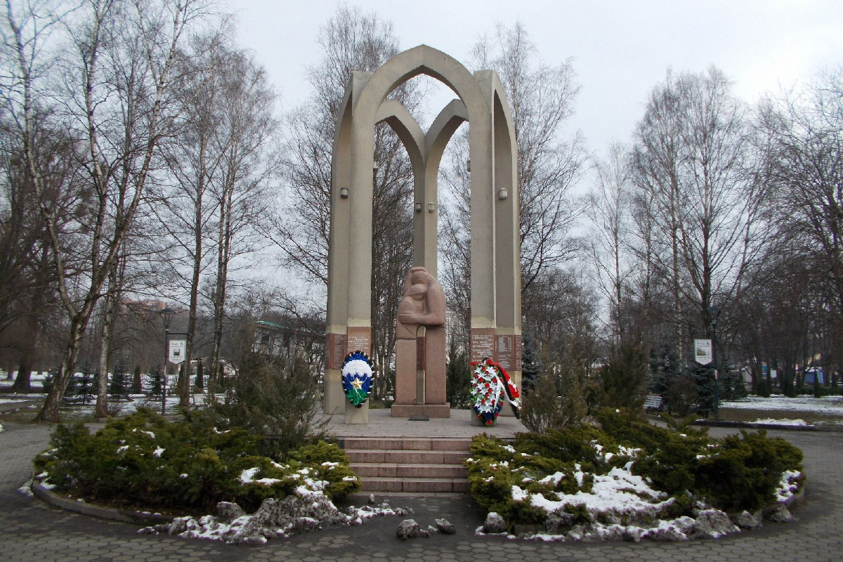 Памятник «Скорбящие родители», посвященный воинам-интернационалистам, выполнявшим воинский долг за пределами Отечества. Парк «Юность» в Калининграде