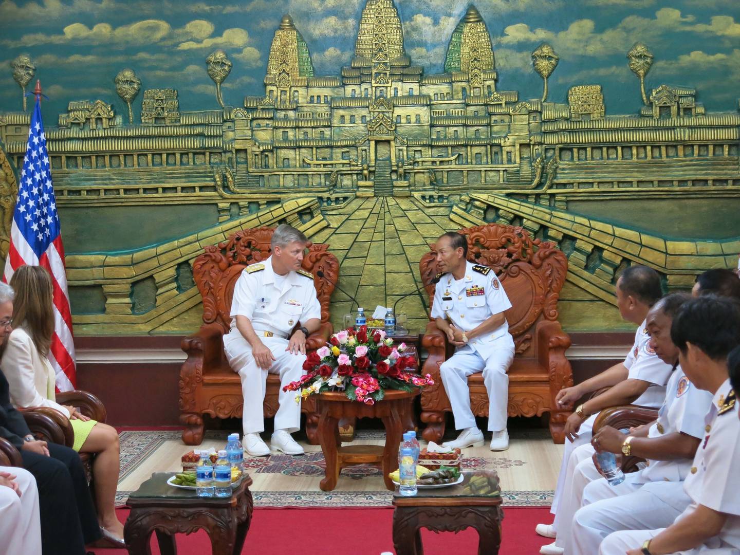 Командующий 7-го флота США Роберт Томас и контр-адмирал ВМС Камбоджи Оук Сейха, командующий базы Реам. 2014