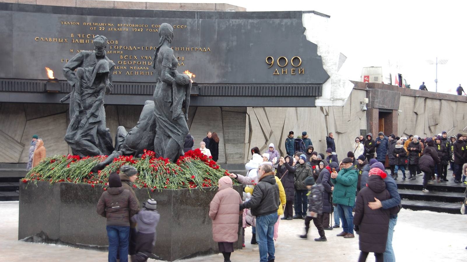Скульптурная композиция «Блокада» монумента героическим защитникам Ленинграда