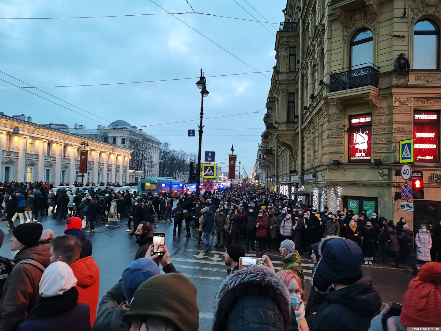 Тротуары Невского проспекта. Толпа протестующих движется в сторону площади Восстания