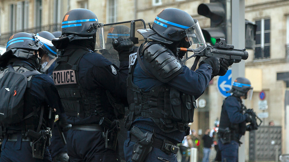 Французская полиция целится в мирного протестующего, пришедшего на акцию желтых жилетов