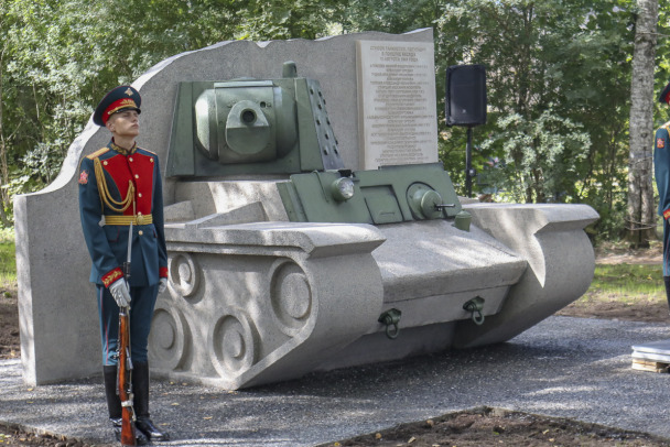 Памятник советским танкистам на территории поселка Беседа Волосовского района Ленинградской области
