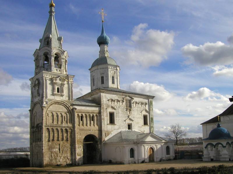 Храм Рождества Богородицы и остатки замка Андрея Боголюбского (ниже шатра колокольни)