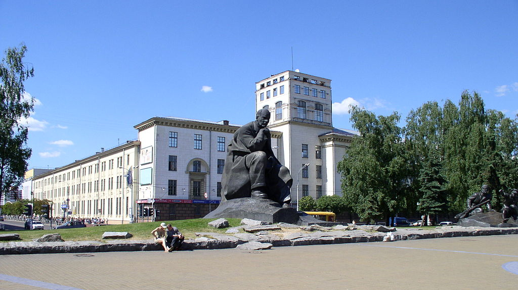 Памятник Якубу Коласу на одноименной площади. Минск, Белоруссия