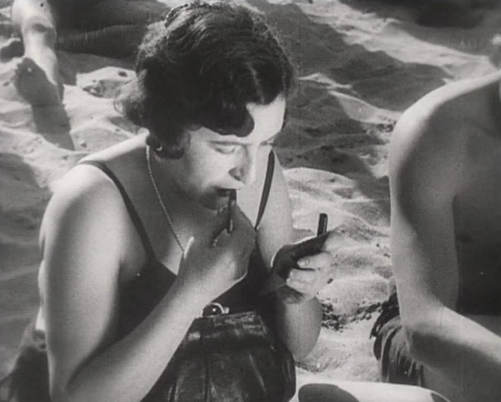 Женщина красится