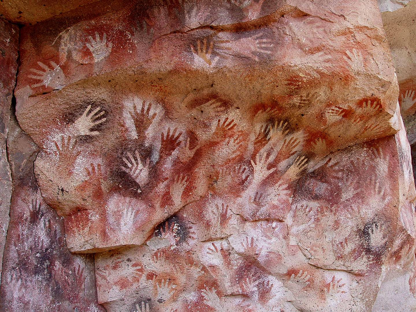 Изображения рук в пещере Куэва-де-лас-Манос в Аргентине. 13 000–9 000 лет до наших дней