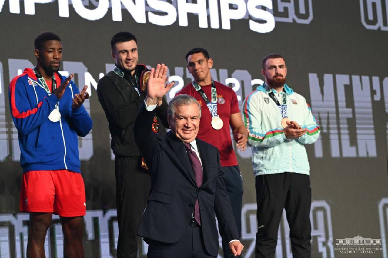 Президент Узбекистана Шавкат Мирзиёев наградил боксеров