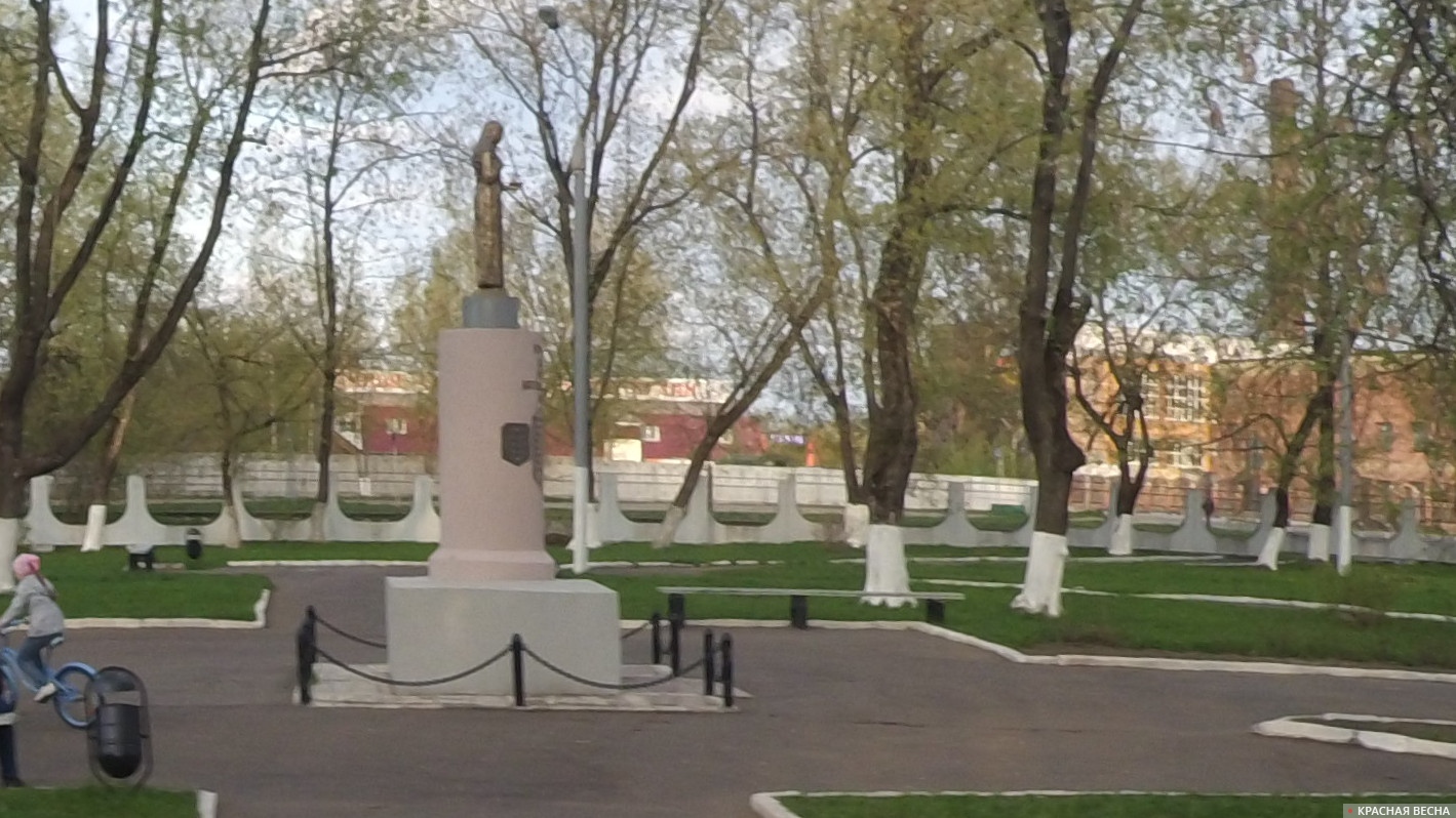 Памятник «Скорбящая мать», 2016 год. Памятник был установлен на постаменте снесённого в начале 1990-х памятника Ленину