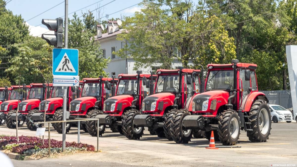 Выставка тракторов возле завода в Чирчике
