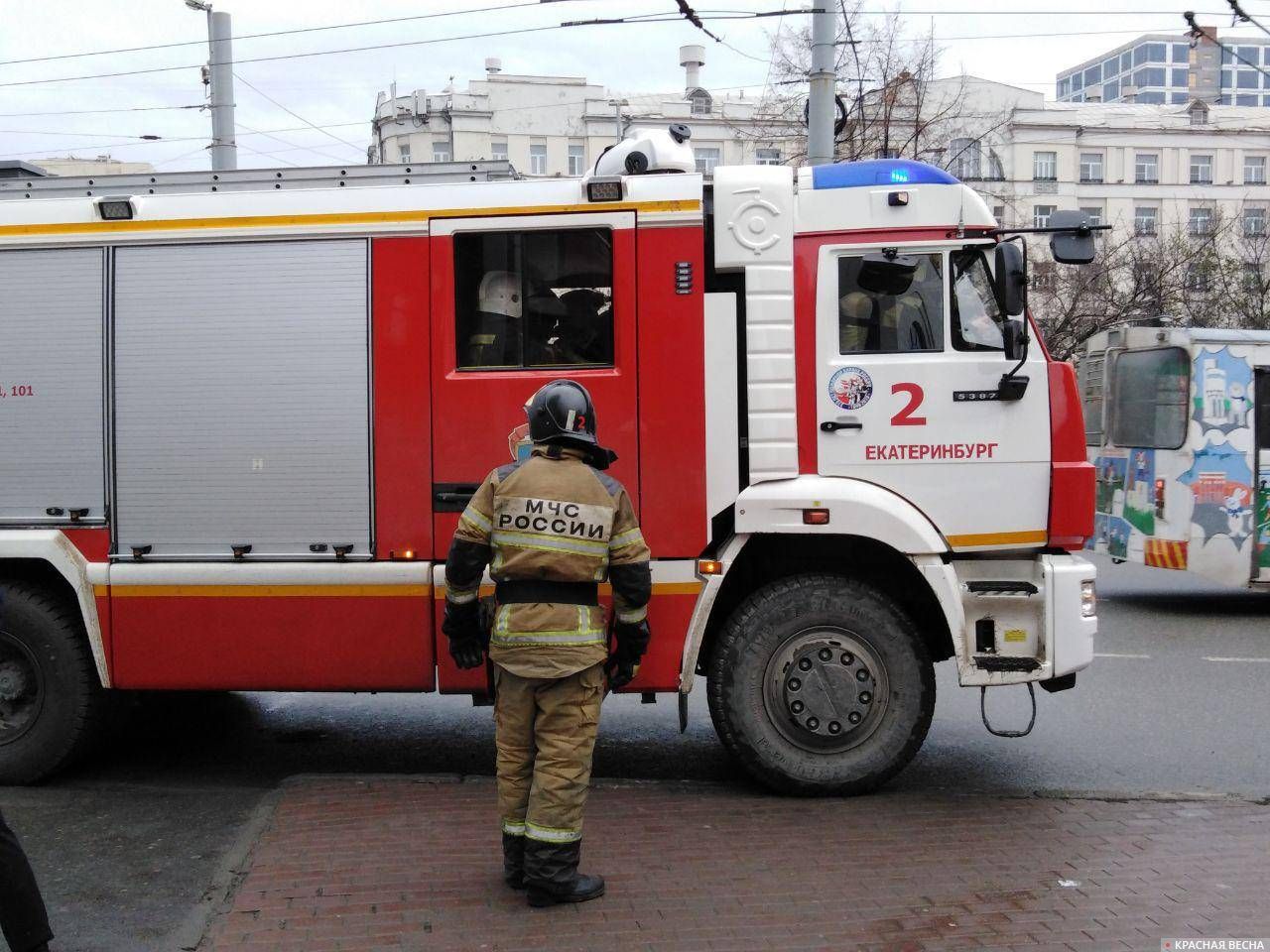 Пожарные у бизнес-центра «Высоцкий» 