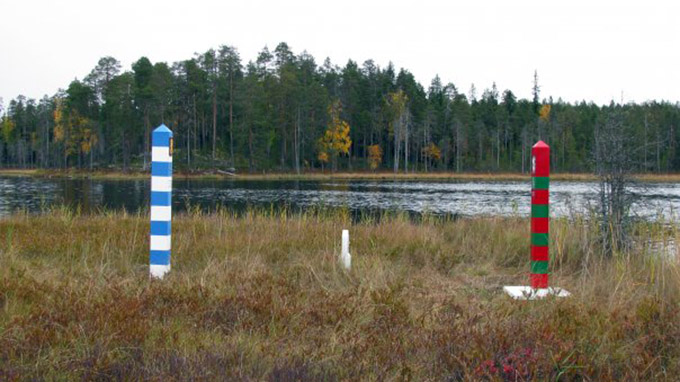 Финские (бело–голубые) и российские (красно–зеленые) пограничные знаки в самой восточной точке Финляндии, на небольшом безымянном острове на озере Вирмаярви