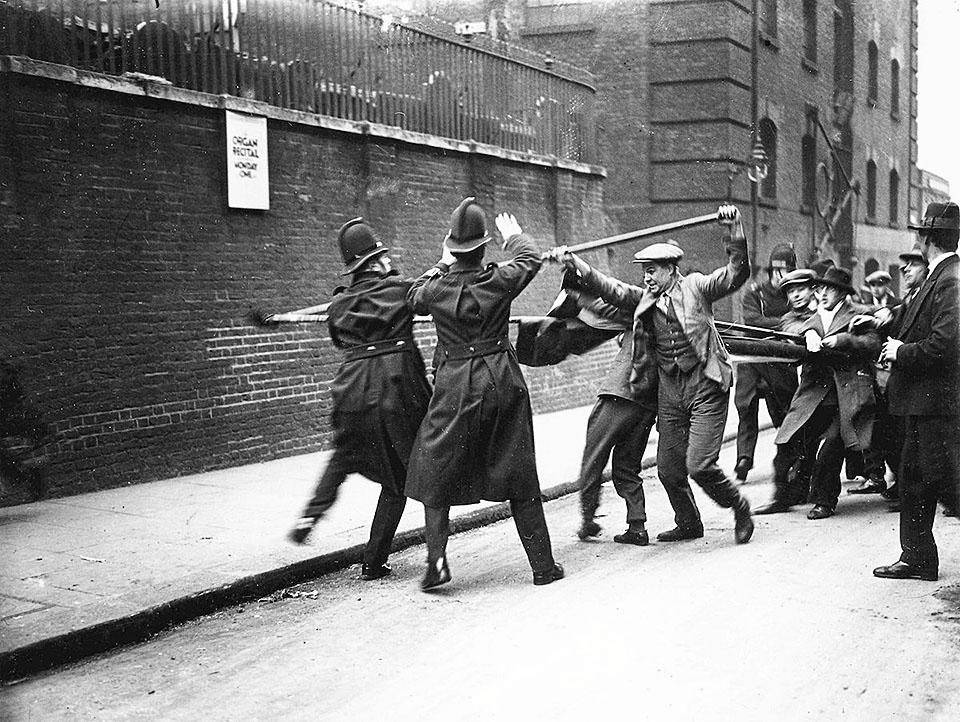 Столкновение между полицией и коммунистами во время демонстрации против безработицы. Лондон, 6 марта 1930 г.