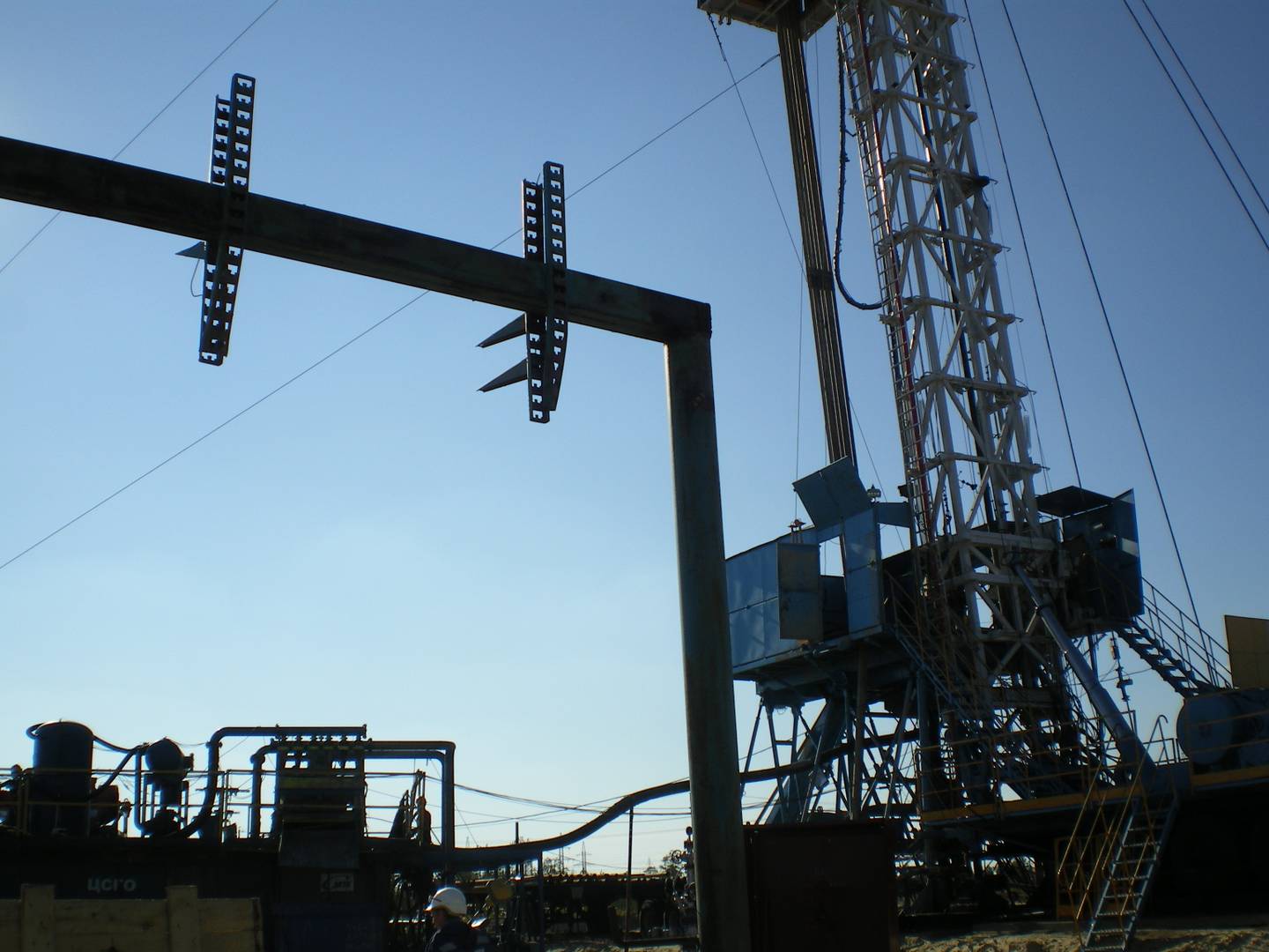 Работа нефтедобывающего оборудования.