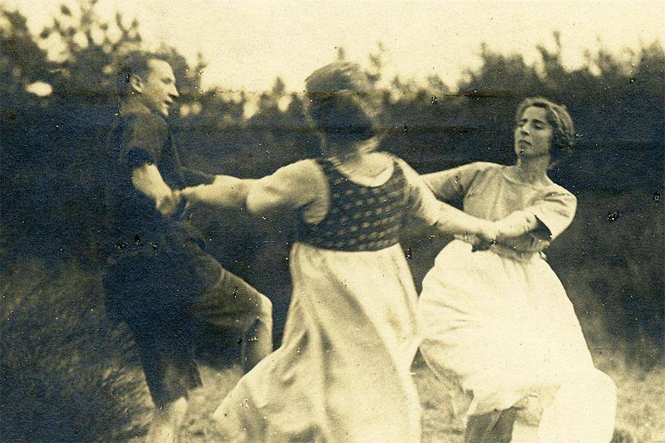 Странники танцуют. Немецкая почтовая открытка. 1925 г.