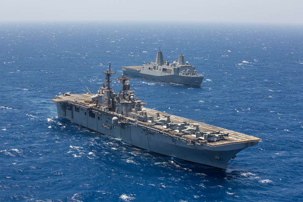 Корабли США Kearsarge (LHD 3) и San Antonio (LPD 17)