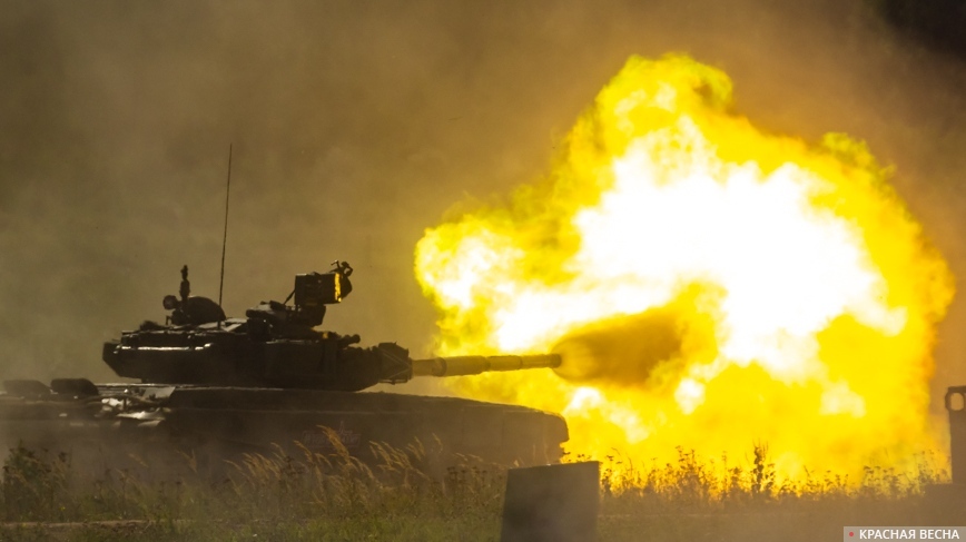 Танк Т-72Б ведет огонь