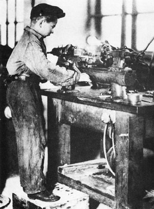 Молодой коммунар в 1934 году за работай в механическом цехе Дзержинской коммуны